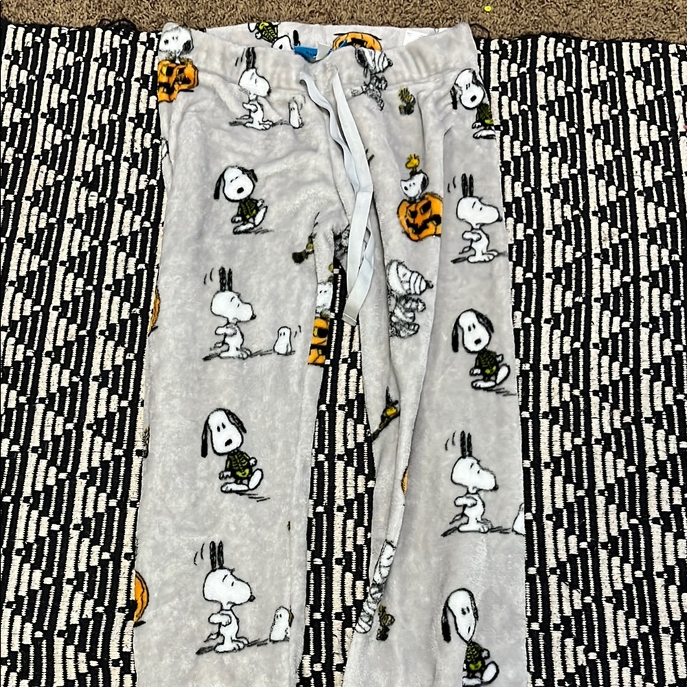 Peanuts Gray Pajama Pants with Snoopy and Pumpkin Design
